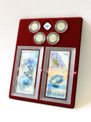 Планшет S (234х296х12 мм) для 2 банкнот Сочи-2014 в капсулах и 4 монет Сочи-2014 в капсулах (монеты располагаются в олимпийских кольцах), тёмно-бордовый  Планшет S (234х296х12 мм) для 2 банкнот Сочи-2014 в капсулах и 4 монет Сочи-2014 в капсулах (монеты располагаются в олимпийских кольцах), тёмно-бордовый