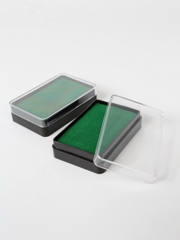  Пластиковый футляр (38х58х17 мм). Чёрное основание, прозрачная крышка, зелёная вставка