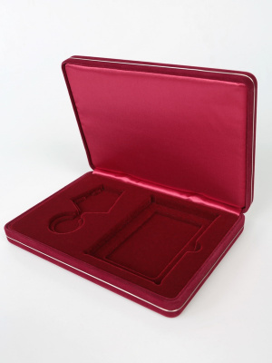 Футляр замшевый (182х128х34 мм) под медаль РФ d-32 мм и удостоверение (70х100х8 мм), тёмно-бордовый  Футляр замшевый (182х128х34 мм) под медаль РФ d-32 мм и удостоверение (70х100х8 мм), тёмно-бордовый