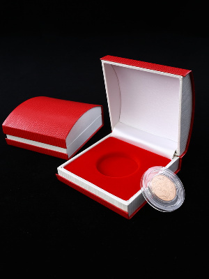 Футляр красного цвета из кожзаменителя (90х90х43 мм) для одной монеты в капсуле (диаметр 44 мм). Ложемент красный Футляр красного цвета из кожзаменителя (90х90х43 мм) для одной монеты в капсуле (диаметр 44 мм). Ложемент красный