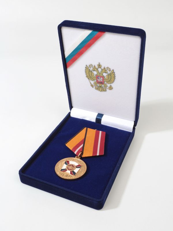  Футляр (90х124х32 мм) с универсальной подложкой, в крышке лента и герб РФ, тёмно-синий/персонализация