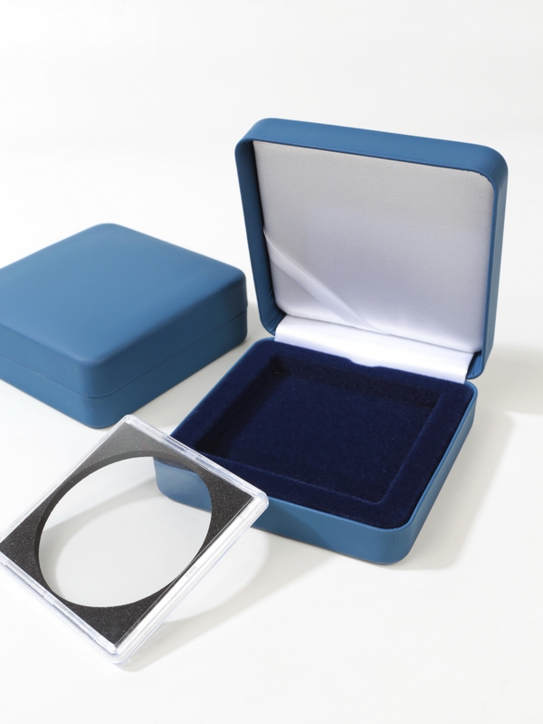 Футляр из искусственной кожи (92х92х36 мм) для 1 монеты в капсуле Quadrum XL (67,25х67,25х7,5 мм), тёмно-синий