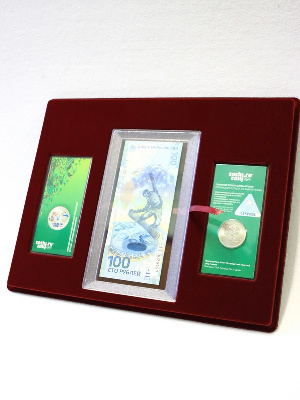 Планшет S (234х296х12 мм) для 1 банкноты Сочи-2014 в капсуле и 2 монет Сочи-2014 в блистере Планшет S (234х296х12 мм) для 1 банкноты Сочи-2014 в капсуле и 2 монет Сочи-2014 в блистере