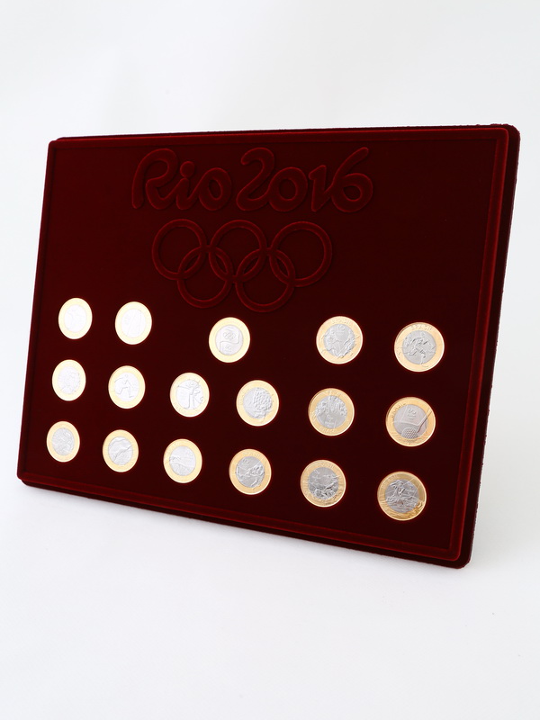 Планшет S (234х296х12 мм) для 16+1 монет серий «XXXI Летние Олимпийские игры 2016 года в Рио-де-Жанейро», «Передача Олимпийского флага» Планшет S (234х296х12 мм) для 16+1 монет серий «XXXI Летние Олимпийские игры 2016 года в Рио-де-Жанейро», «Передача Олимпийского флага»
