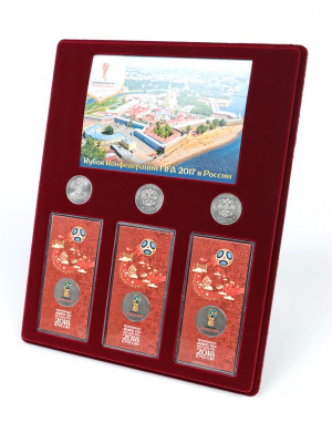 Планшет S (234х296х12 мм) для 3 монет 25 рублей и 3 монет 25 рублей в блистере «Футбол 2018» + Открытка. Санкт-Петербург. Вид на Петропавловскую крепость, тёмно-бордовый  Планшет S (234х296х12 мм) для 3 монет 25 рублей и 3 монет 25 рублей в блистере «Футбол 2018» + Открытка. Санкт-Петербург. Вид на Петропавловскую крепость, тёмно-бордовый