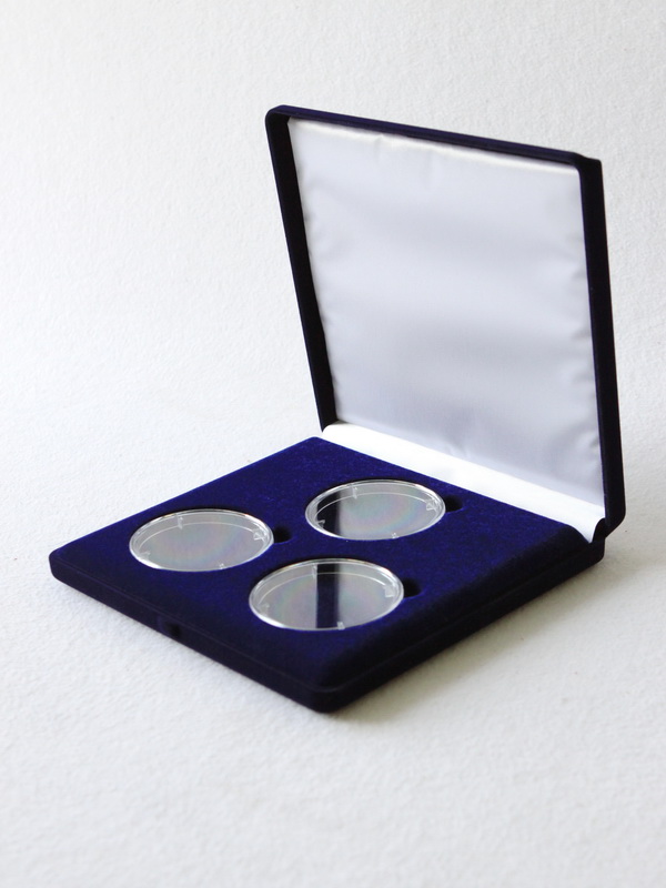  Футляр (165х165х27 мм) на 3 монеты в капсулах (диаметр 58 мм), светло-бордовый