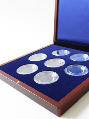 Деревянный футляр (190х196х32 мм) для 7 монет в капсулах (диаметр 44 мм). Синий Деревянный футляр (190х196х32 мм) для 7 монет в капсулах (диаметр 44 мм). Синий