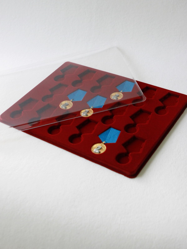  Планшет G (291х393х16 мм) на 17 медалей РФ d-32 мм с пятиугольной колодкой, тёмно-синий