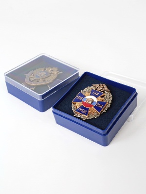 Пластиковый футляр (58х58х22 мм). Синее основание, прозрачная крышка Пластиковый футляр (58х58х22 мм). Синее основание, прозрачная крышка