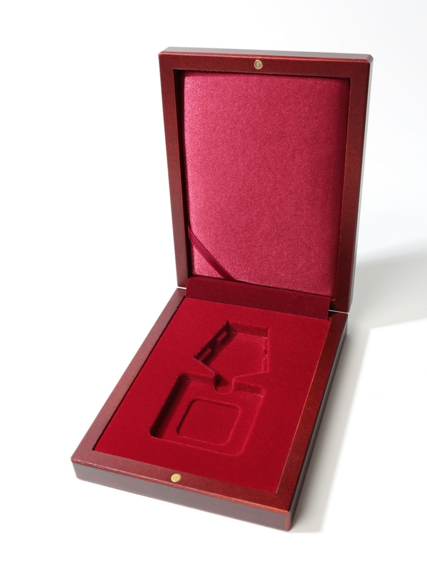Деревянный футляр (120х160х32 мм) под орден на пятиугольной колодке, светло-бордовый