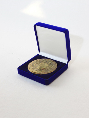 Футляр флокированный (92х92х40 мм) для медали (диаметром 71 мм) Футляр флокированный (92х92х40 мм) для медали (диаметром 71 мм)