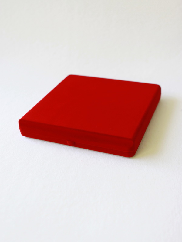  Футляр (165х165х27 мм) на 4 монеты в капсулах (диаметр 46 мм). Исполнение в виде ромба, светло-бордовый