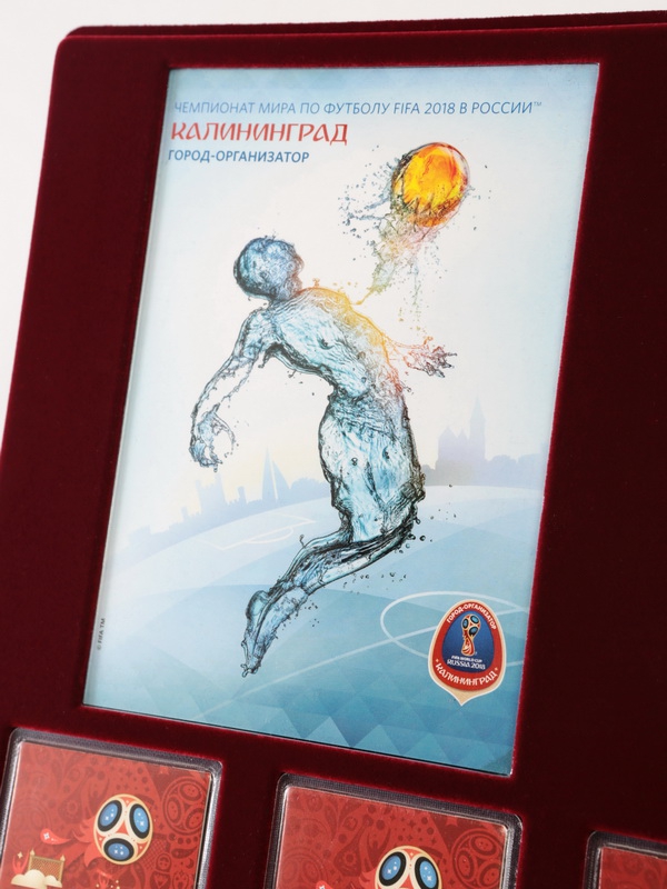 Планшет S (234х296х12 мм) для 3 монет 25 рублей и 3 монет 25 рублей в блистере «Футбол 2018» + Открытка. Калининград, тёмно-бордовый  Планшет S (234х296х12 мм) для 3 монет 25 рублей и 3 монет 25 рублей в блистере «Футбол 2018» + Открытка. Калининград, тёмно-бордовый