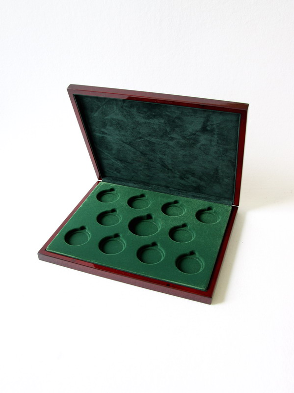 Деревянный футляр (242х305х36 мм) под набор медалей в капсулах