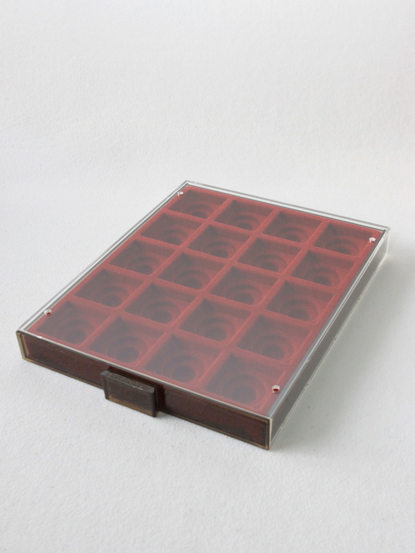 Кассета XL на 20 ячеек (47х47х10 мм) (под знаки с винтом), светло-бордовый  Кассета XL на 20 ячеек (47х47х10 мм) (под знаки с винтом), светло-бордовый