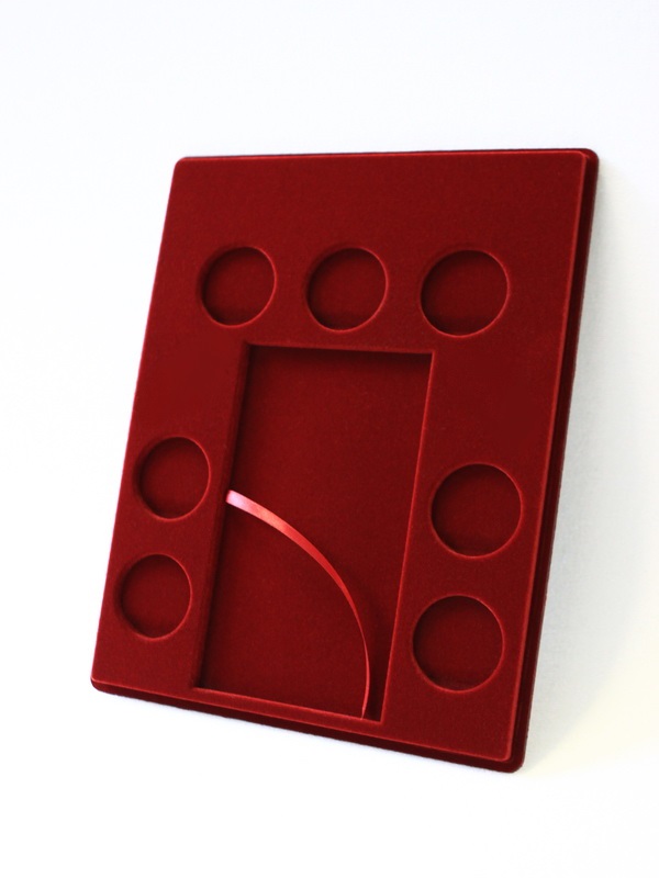  Планшет S (234х296х12 мм) для 1 банкноты Сочи-2014 в капсуле, 7 монет Сочи-2014 в капсулах и 3 значков Сочи-2014, тёмно-бордовый