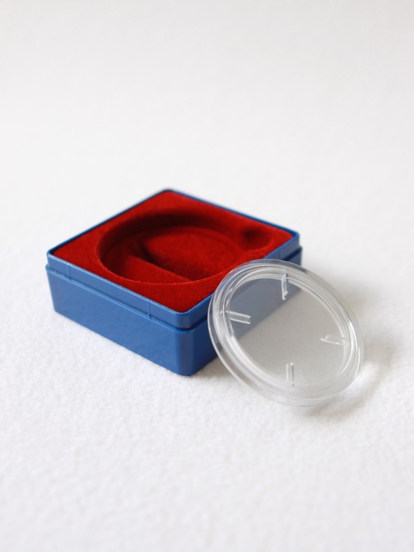  Футляр пластиковый (58х58х22 мм) для одной монеты в капсуле (диаметр 44 мм). Светло-синее основание, тёмно-синий