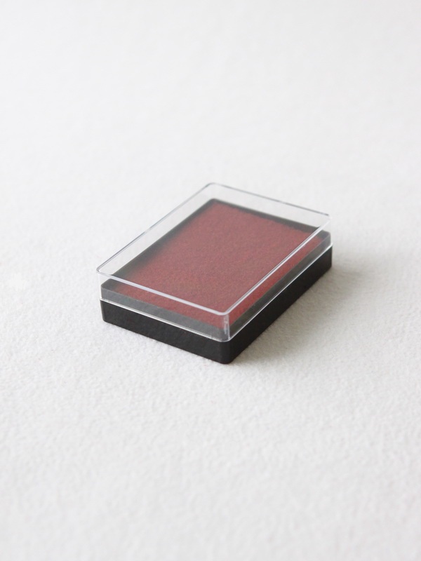  Пластиковый футляр (58х78х22 мм). Чёрное основание, прозрачная крышка, бордовая вставка