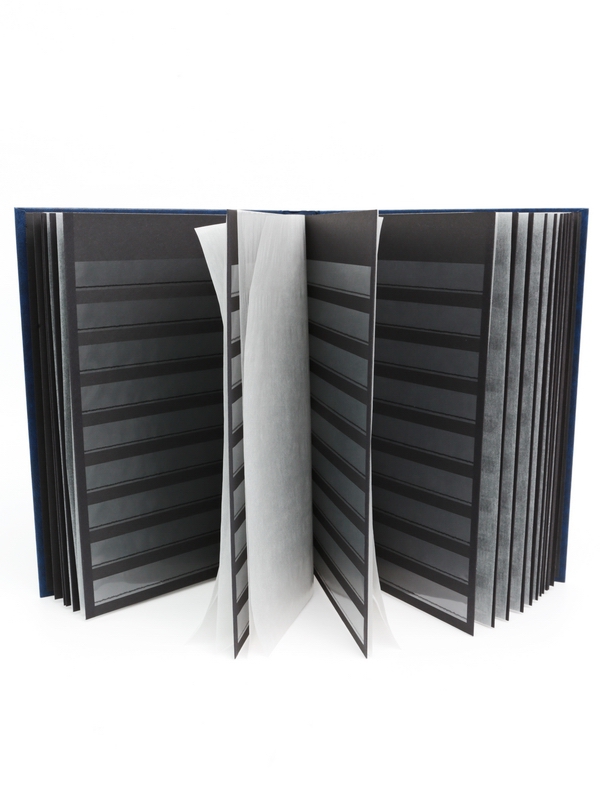 Альбом для марок (кляссер CLASSIC). 16 листов (32 страницы) из чёрного картона с промежуточными листами из пергамина. Тёмно-синий. Prinz, 2015