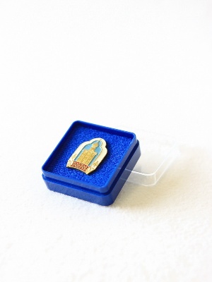 Пластиковый футляр (38х38х17 мм). Светло-синее основание, прозрачная крышка Пластиковый футляр (38х38х17 мм). Светло-синее основание, прозрачная крышка