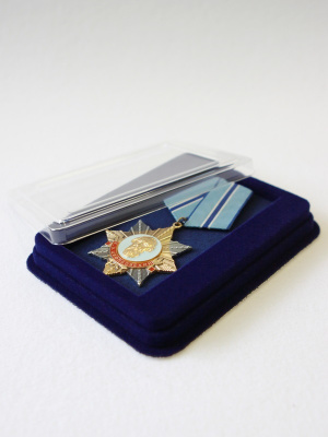 Сувенирная упаковка (110х139х22 мм) с поролоновой вставкой под универсальную медаль (58х111х16 мм)