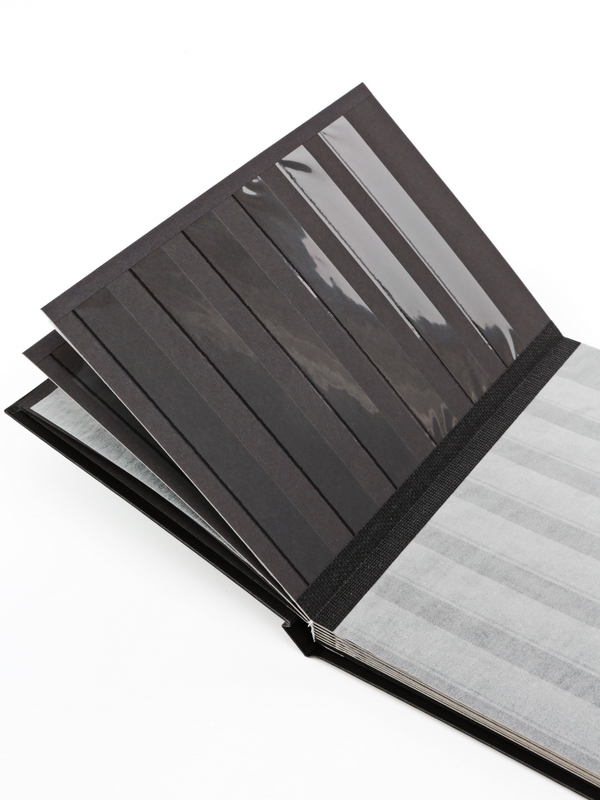 Альбом для марок (кляссер CLASSIC). А5. 8 листов (16 страниц) из чёрного картона с промежуточными листами из пергамина. Красный. Prinz, 2004