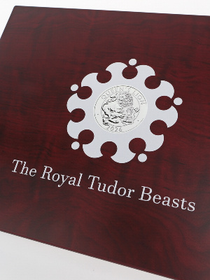 Нанесение логотипа «The Royal Tudor Beasts» (Звери Тюдоров)