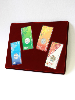 Планшет S (234х296х12 мм) для 4 Олимпийских монет Сочи-2014 в блистере. Горизонтальный, тёмно-бордовый  Планшет S (234х296х12 мм) для 4 Олимпийских монет Сочи-2014 в блистере. Горизонтальный, тёмно-бордовый