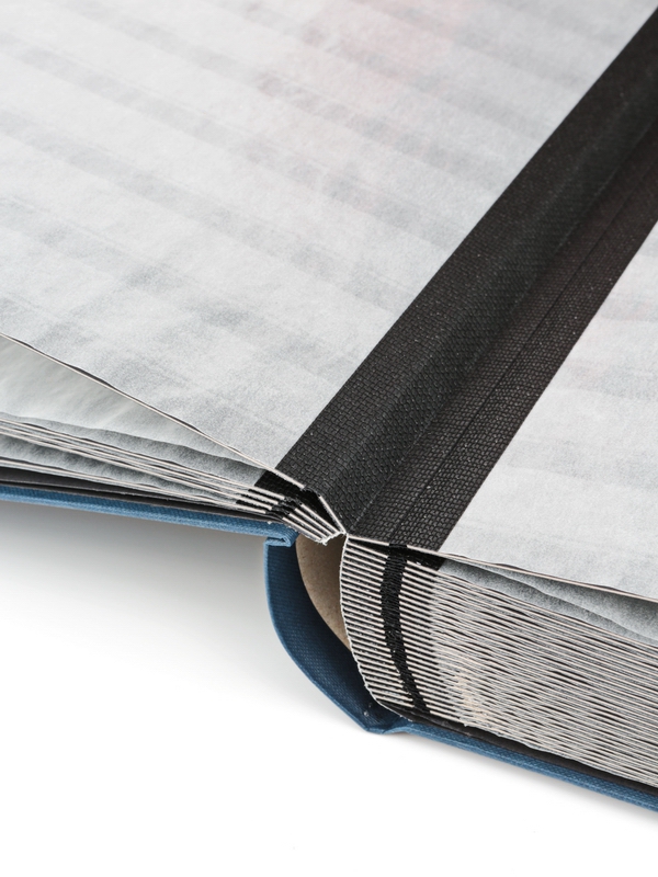 Альбом для марок (кляссер CLASSIC). 32 листа (64 страницы) из чёрного картона с промежуточными листами из пергамина. Синий. Prinz, 2035