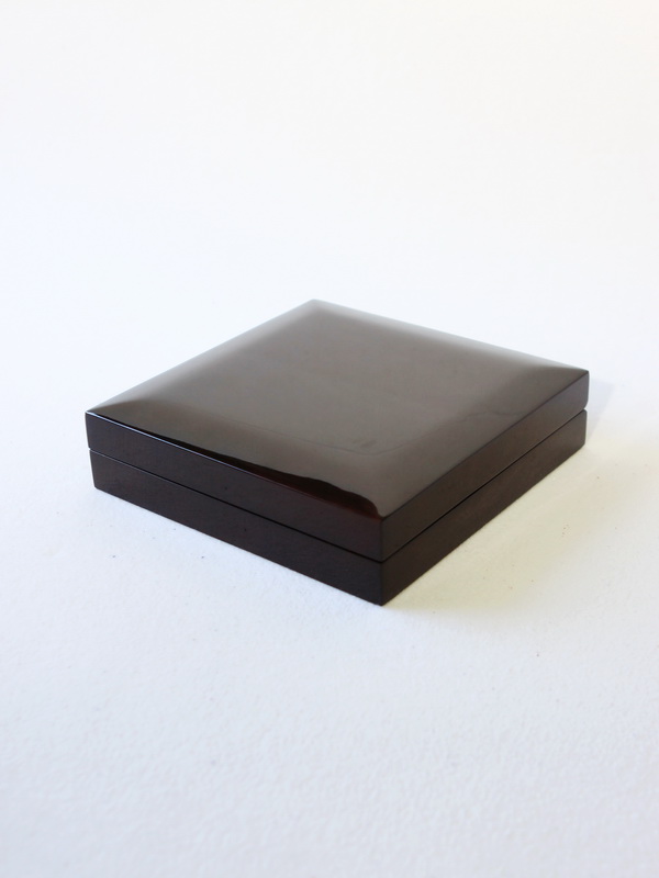 Футляр деревянный (190х190х57 мм) для серии эксклюзивных мобильных телефонов марки Apple