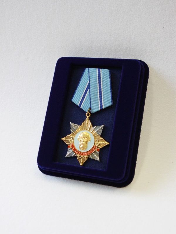  Сувенирная упаковка (110х139х22 мм) с поролоновой вставкой под универсальную медаль (58х111х16 мм), тёмно-синий