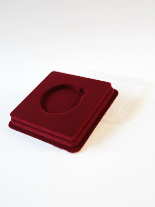  Сувенирная упаковка (106х106х20 мм) под монету, медаль (диаметр 50 мм, глубина 6 мм), тёмно-бордовый