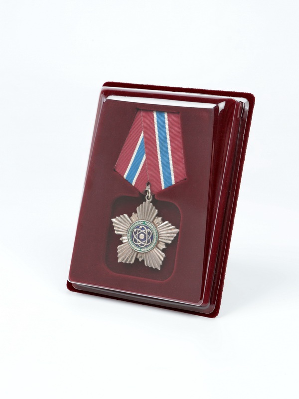  Сувенирная упаковка с уклоном (100х133х25 мм) под орден на пятиугольной колодке, тёмно-бордовый