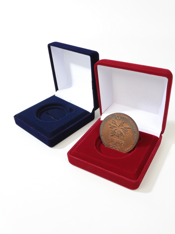 Футляр (92х92х40 мм) для монеты, медали (диаметр 50 мм, толщина 5 мм), с вертикальной установкой медали