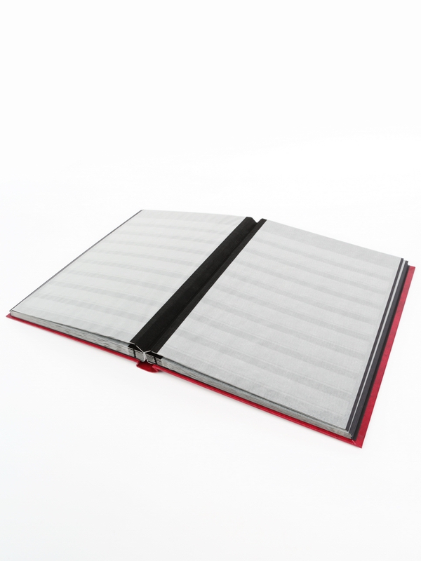 Альбом для марок (кляссер CLASSIC). 16 листов (32 страницы) из чёрного картона с промежуточными листами из пергамина. Красный. Prinz, 2015