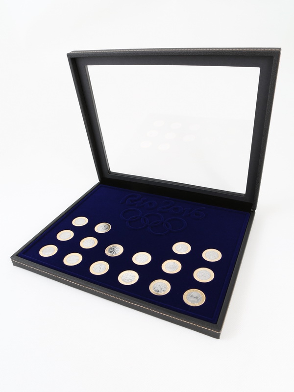 Бокс из искусственной кожи с прозрачным окном Nera Plus для 16 монет серии «XXXI Летние Олимпийские игры 2016 года в Рио-де-Жанейро» Бокс из искусственной кожи с прозрачным окном Nera Plus для 16 монет серии «XXXI Летние Олимпийские игры 2016 года в Рио-де-Жанейро»