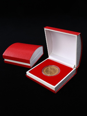 Футляр красного цвета из кожзаменителя (90х90х43 мм) для одной монеты в капсуле (диаметр 46 мм). Ложемент красный Футляр красного цвета из кожзаменителя (90х90х43 мм) для одной монеты в капсуле (диаметр 46 мм). Ложемент красный