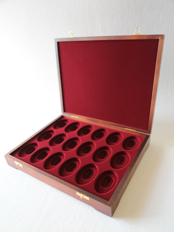  Футляр деревянный Vintage S (305х247х54 мм) на 18 ячеек (40х63х7 мм) под знаки с винтами, тёмно-бордовый