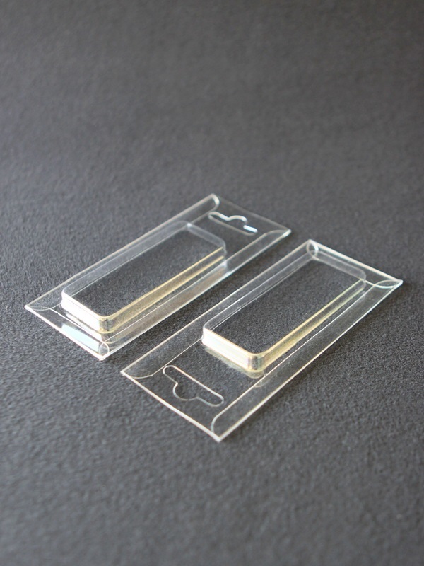 Блистер с загибом краев под брелки