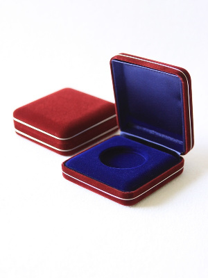 Футляр замшевый (92х92х34 мм) для 1 монеты в капсуле (диаметр 44 мм) Футляр замшевый (92х92х34 мм) для 1 монеты в капсуле (диаметр 44 мм)