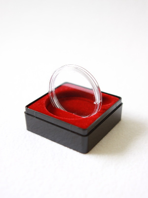 Футляр пластиковый (58х58х22 мм) для одной монеты в капсуле (диаметр 46 мм). Черное основание Футляр пластиковый (58х58х22 мм) для одной монеты в капсуле (диаметр 46 мм). Черное основание