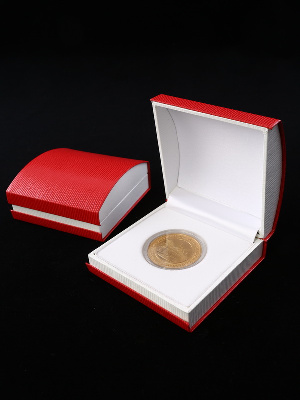 Футляр красного цвета из кожзаменителя (90х90х43 мм) для одной монеты в капсуле (диаметр 46 мм). Ложемент белый Футляр красного цвета из кожзаменителя (90х90х43 мм) для одной монеты в капсуле (диаметр 46 мм). Ложемент белый