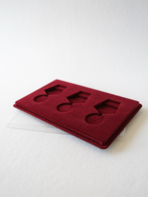 Планшет M (146х236х12 мм) на 3 медали РФ d-32 мм с пятиугольной колодкой, тёмно-синий