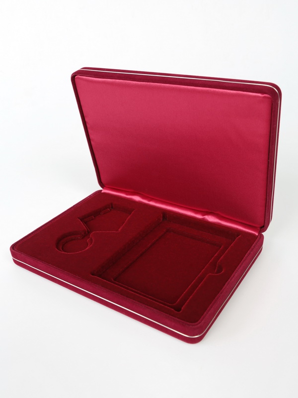 Футляр замшевый (182х128х34 мм) под медаль РФ d-32 мм и удостоверение (75х105х8 мм), тёмно-бордовый  Футляр замшевый (182х128х34 мм) под медаль РФ d-32 мм и удостоверение (75х105х8 мм), тёмно-бордовый