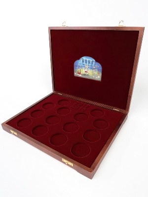 Футляр деревянный Vintage S (305х247х40 мм) для 14 серебряных монет Кубок Конфедераций 2017 и Чемпионат мира по футболу 2018 в капсулах. Талисман Футляр деревянный Vintage S (305х247х40 мм) для 14 серебряных монет Кубок Конфедераций 2017 и Чемпионат мира по футболу 2018 в капсулах. Талисман