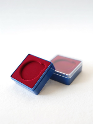 Футляр пластиковый (58х58х22 мм) для одной монеты, медали (диаметр 40 мм, глубина 4 мм). Светло-синее основание Футляр пластиковый (58х58х22 мм) для одной монеты, медали (диаметр 40 мм, глубина 4 мм). Светло-синее основание