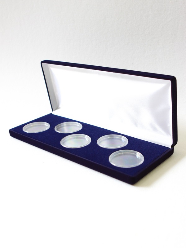 Футляр (255х103х27 мм) для 5 монет в капсулах (диаметр 46 мм),  светло-бордовый Футляр (255х103х27 мм) для 5 монет в капсулах (диаметр 46 мм),  светло-бордовый