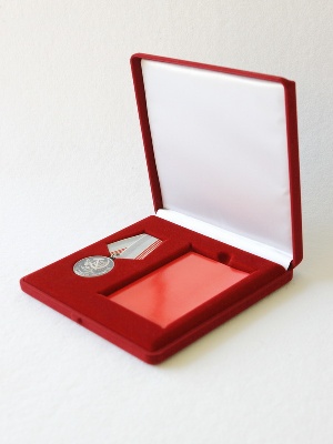 Футляр (165х165х27 мм) под медаль РФ d-35 мм и удостоверение (72х103х7 мм)