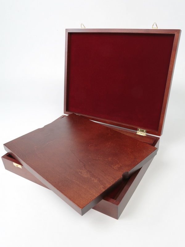  Футляр деревянный Vintage (329х271х61 мм) для банкноты в чехле, 3 монет 25 рублей в капсулах, 3 монет 25 рублей в блистере, 3 золотых и 14 серебряных монет «Футбол 2018» в капсулах. 2 уровня, тёмно-бордовый