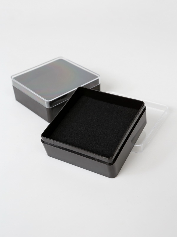  Пластиковый футляр (58х58х22 мм). Чёрное основание, прозрачная крышка, чёрная вставка